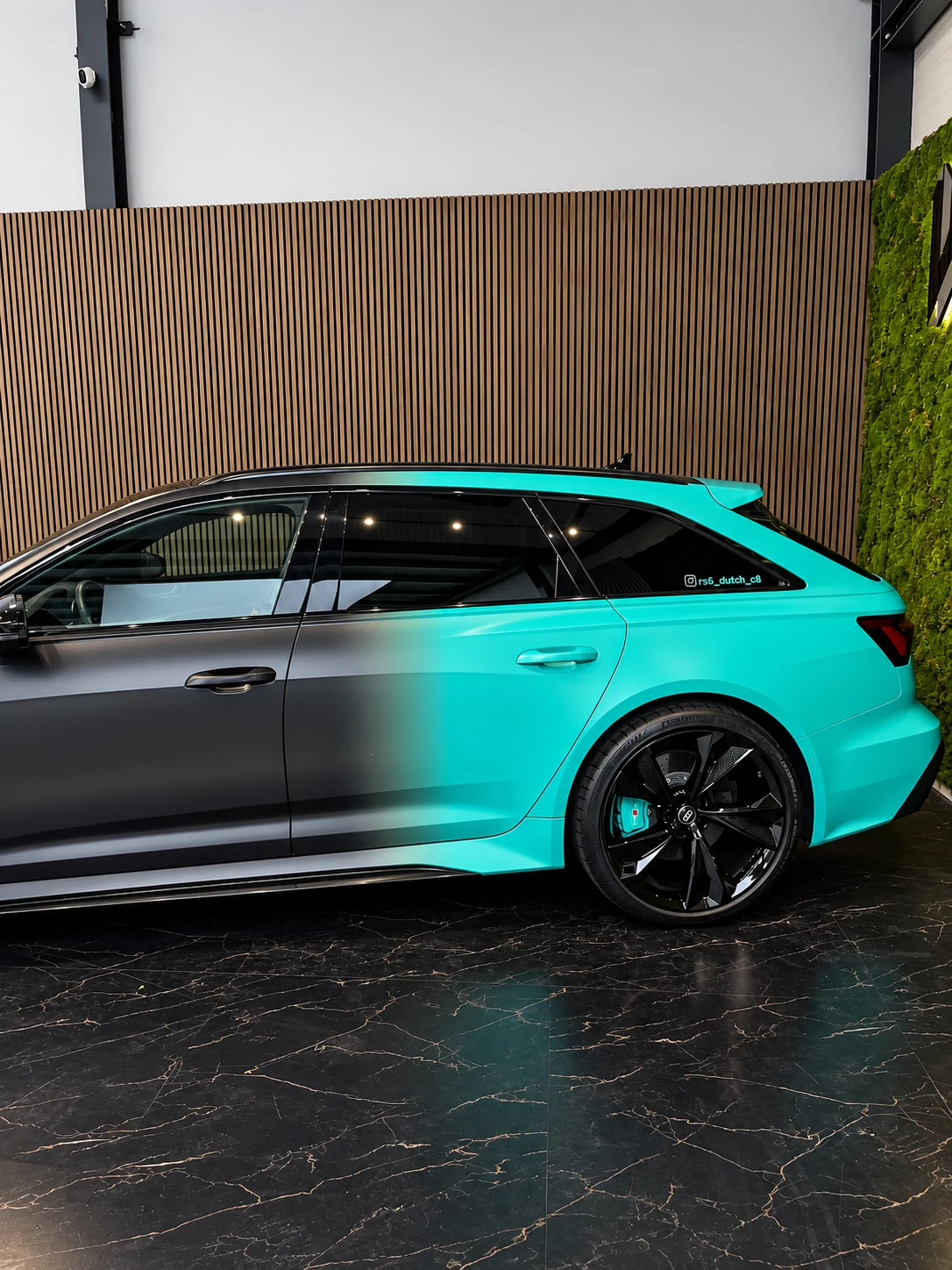 Grijs-turquoise kleurverloop op de Audi RS6