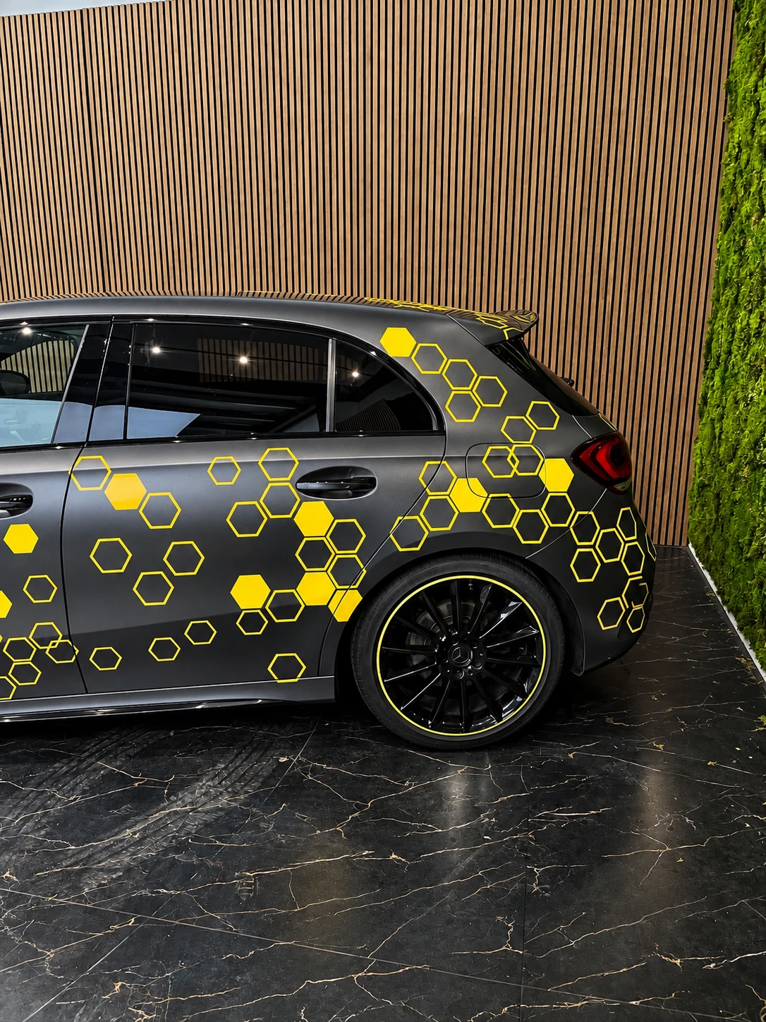 Gele hexagonpatronen op een Mercedes-Benz