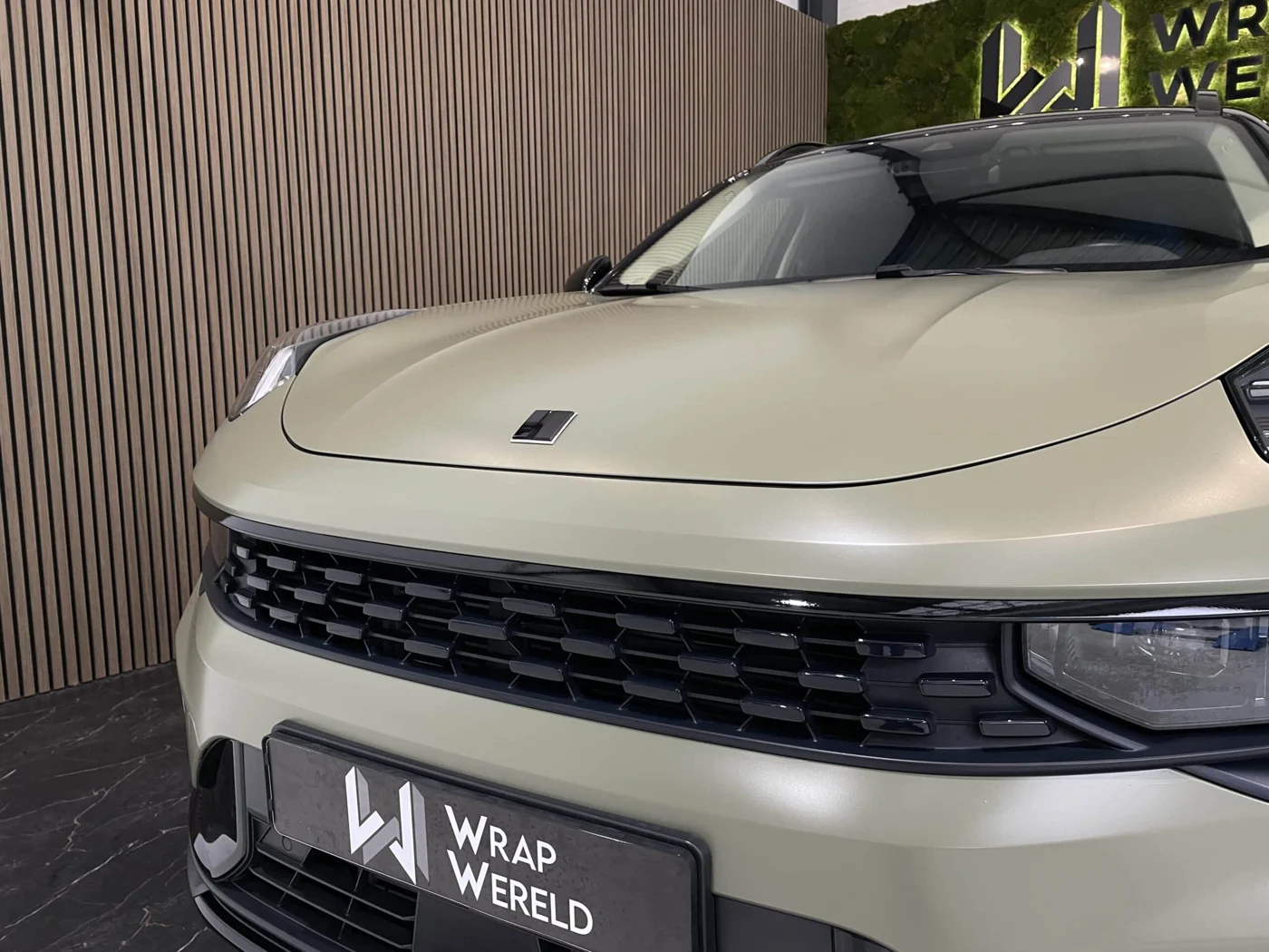 Lynk & Co — Satin wrap