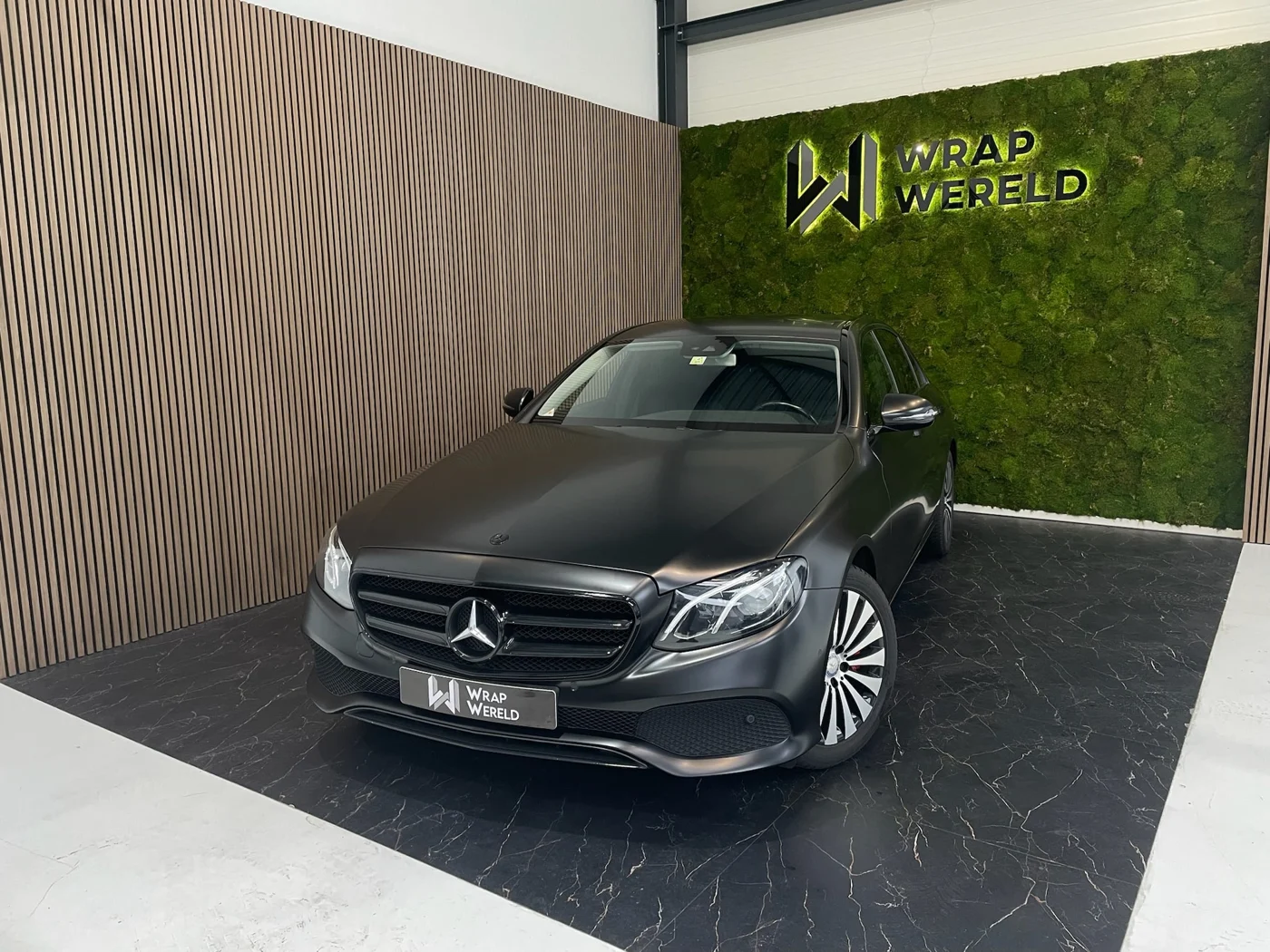 Mercedes E Klasse — Satin wrap