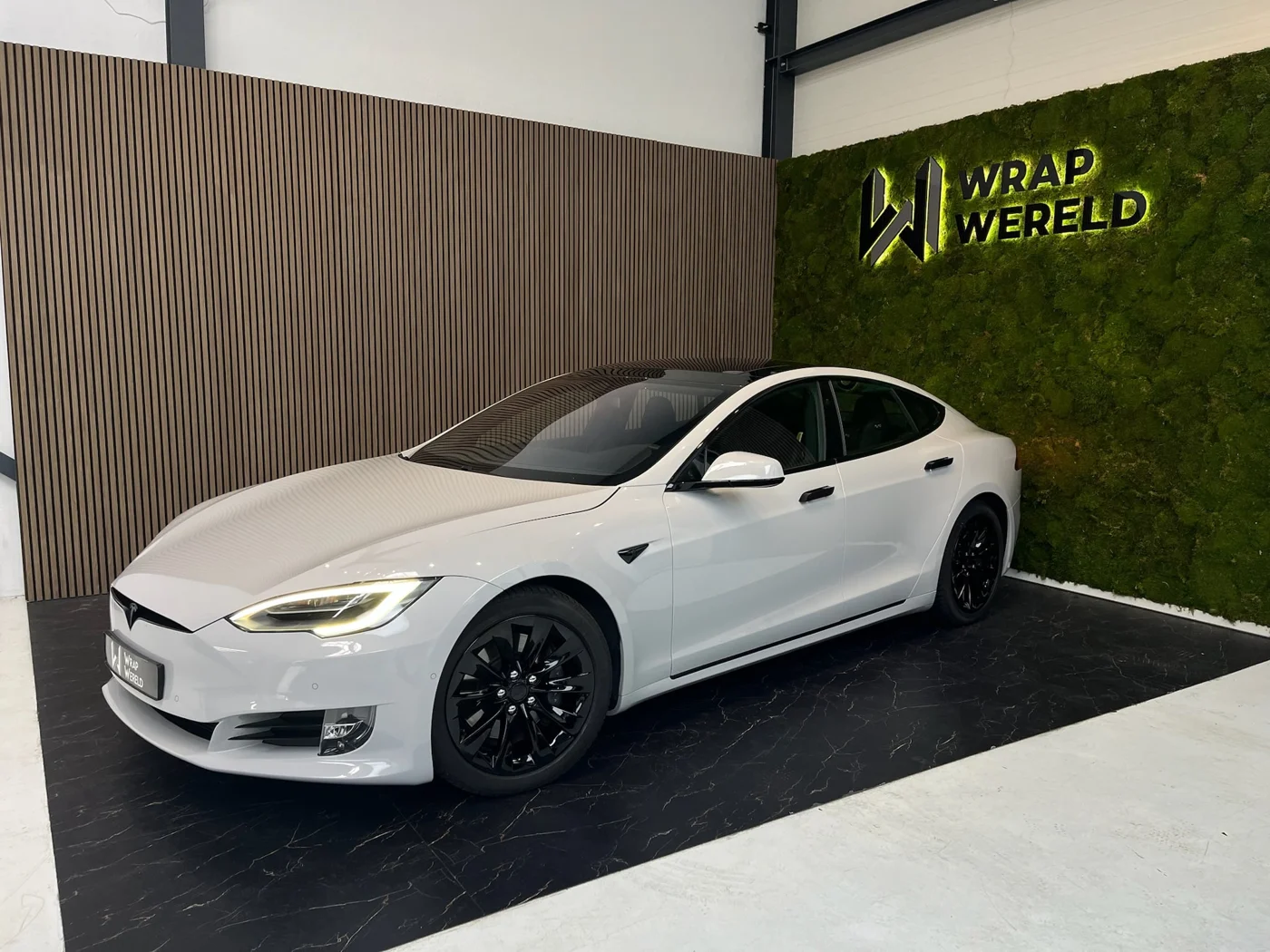 Tesla Model S — Gloss wrap