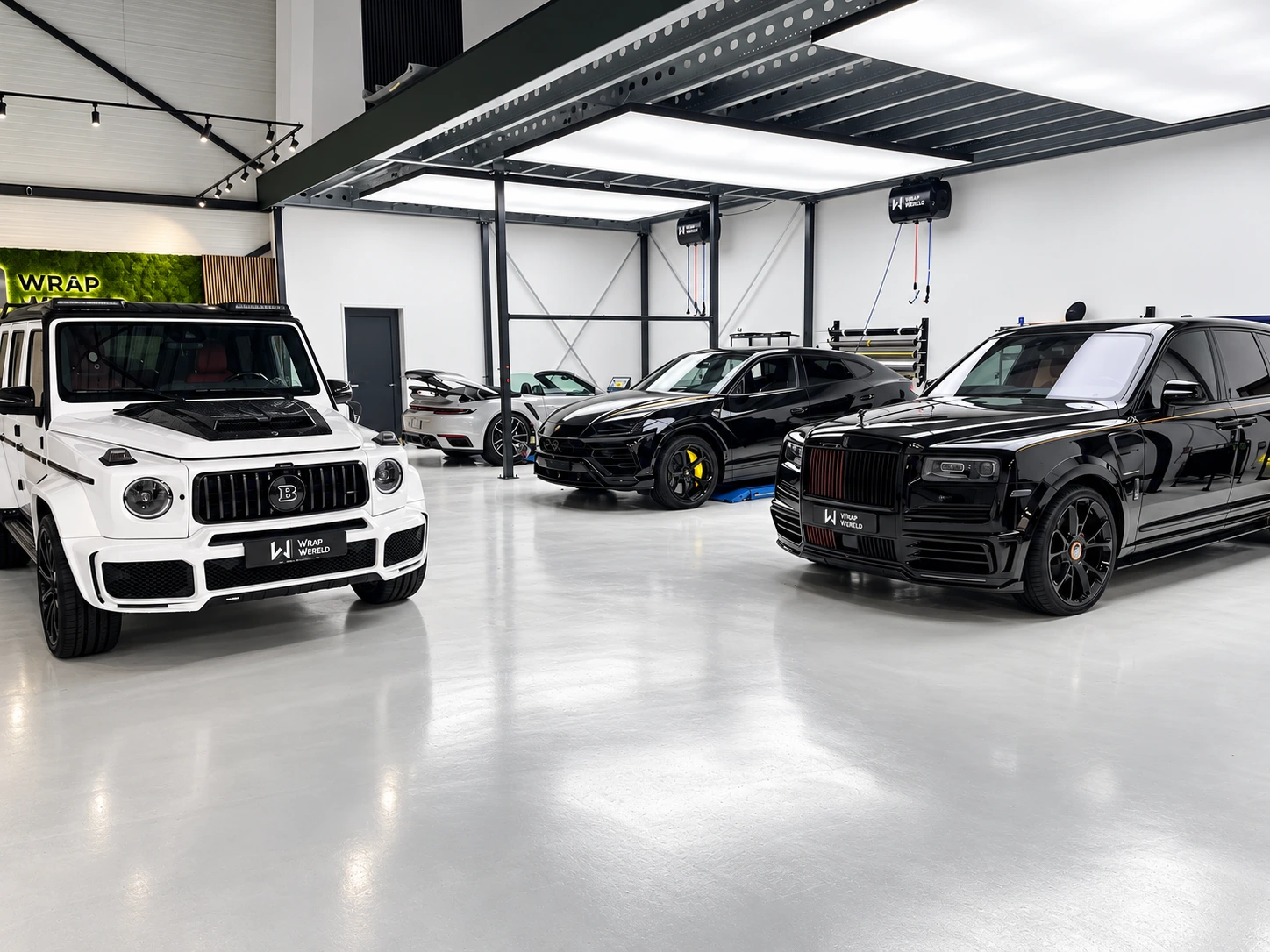 De Wrap Wereld's workshop in Zaltbommel with exclusive cars