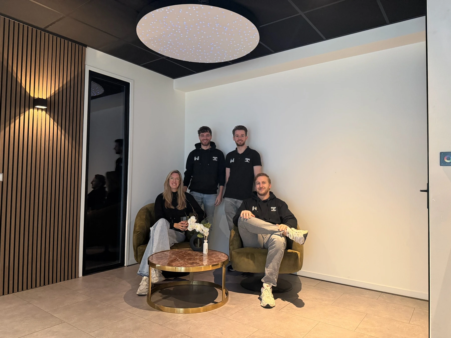 The De Wrap Wereld team together in the reception area
